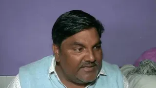 पूर्व पार्षद ताहिर हुसैन अदालत में फैसला सुनते ही रो पड़ा। फाइल फोटो