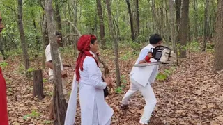ऋषिकेश-भानियावाला मार्ग के चौड़ीकरण को लेकर पेड़ों के कटान के विरोध में आरा मशीन तोड़ता प्रदर्शनकारी। फोटो- वीडियो ग्रैब