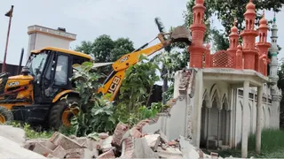 अवैध निर्माण को गिराता बुलडोजर