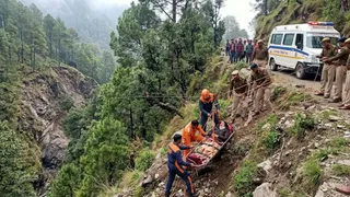 पत्नी को पहाड़ी से धकेलने के मामले में पुलिस ने आरोपितों को न्यायिक हिरासत में भेज दिया है। (फोटो एआई से बनाया है)