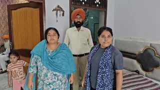 जानकारी देते पूर्व सेनिक बलदेव सिंह के साथ बलजिंदर कौर, अनमोलदीप कौर। जागरण