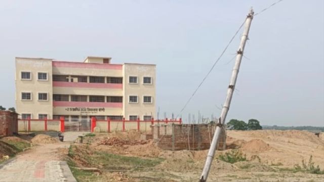बिहार के बोंगी हाईस्कूल में जानलेवा बिजली आपूर्ति: बांस के सहारे लटके तार, खतरे में छात्रों की सुरक्षा 

