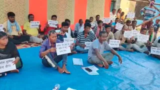 धरने पर बैठे मजदूर