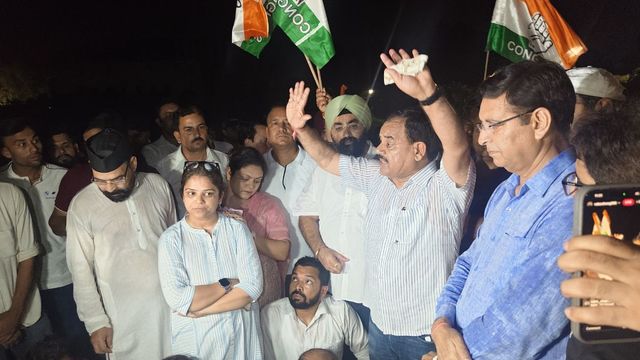 देहरादून में राहुल गांधी के कार्यक्रम स्थल पर विवाद, कांग्रेस का आधी रात परेड ग्राउंड पर धरना