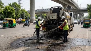 दिल्ली सरकार गड्ढों की स्थायी मरम्मत के लिए स्प्रे इंजेक्शन पैचिंग तकनीक अपनाने पर विचार कर रही है। इमेज एआई