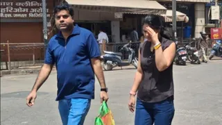 गर्मी से बचते युवक-युवती।