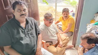मृतक के पिता और अन्य ग्रामीण