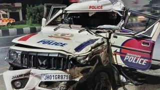 हजारीबाग पुलिस की गाड़ी खड़े ट्रेलर से टकराई