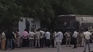 वारदात के बाद फरार चल रहे मनीष भाटी ने मंगलवार को मयूर विहार फेज-1 स्थित निगम पार्किंग में अपनी सर्विस पिस्टल से खुदकुशी कर ली।
