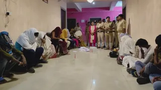 छापामारी के दौरान पकड़ा गया सेक्स रैकेट। फोटो जागरण