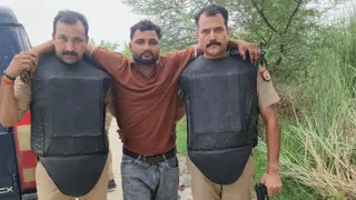 पैर में गोली लगने से एक गो तस्कर गिरफ्तार।