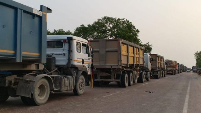 हमीरपुर: दो डंपरों की भिड़ंत के बाद हाईवे पर लगा पांच KM लंबा जाम, तीन घंटे फंसे रहे लोग
