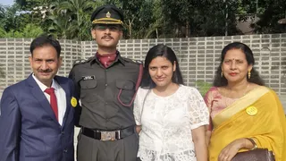 भारतीय सेना की मेडिकल सेवा में लेफ्टिनेंट व डॉक्टर बने आयुष त्रिपाठी।