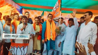 भाजपा में अशोक मंडल के शामिल होने की घोषणा करते सांसद ढुलू महतो। (फोटो जागरण)