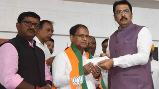 प्रो. केसी सिन्हा को भाजपा की सदस्यता दिलाते प्रदेश अध्यक्ष संजय सरावगी।