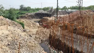 बीएनजी इंटरनेशनल स्कूल के पास पुल टूटने के कारण किला रोड पर वाहनों की आवाजाही पूरी तरह से ठप। जागरण
