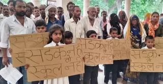 हाथों में तख्तियां लिए स्कूली बच्चे व मौजूद ग्रामीण। जागरण