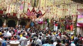 बांकेबिहारी मंदिर में बुधवार को भीड़ में फंसकर पसीने छूटते रहे।