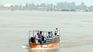 बृजघाट स्थित गंगा नदी में नाव से घूमते श्रद्धालु। फाइल फोटो