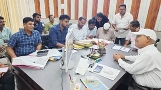 संभल के सिटी मजिस्ट्रेट कार्यालय में अभिलेखों की जांच अधिकारी व अन्य।