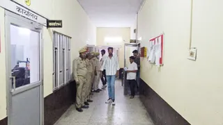 जिला अस्पताल के सीएमएस कार्यालय में मृतक छात्रा के स्वजन से वार्ता के दौरान मौजूद गार्ड। जागरण