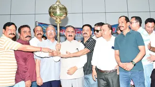 हमीरपुर में मुख्यमंत्री सुखविन्द्र सिंह सुक्खू को सम्मानित करते समर्थक। जागरण