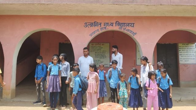 जमुई: स्कूल में ताला और पेड़ के नीचे पाठशाला, चाबी लेकर गायब रहीं हेडमास्टर; BEO ने दिए कार्रवाई के निर्देश
