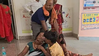 सड़क हादसे में युवकों की माैत के बाद अस्पताल परिसर में विलाप करते स्वजन। (फोटो जागरण)