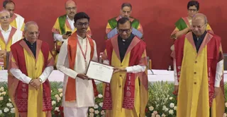 आईआईटी के 59वें दीक्षा समारोह में प्रेसीडेंट गोल्ड मेडल सागर केवी को प्रदान करते डा. पवन गोयनका साथ में निदेशक मणीन्द्र अग्रवाल (दाएं) व जयंत डी पाटिल (बाएं)। जागरण