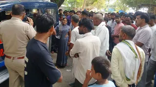 ग्रामीणों को समझाने का प्रयास करती पुलिस।