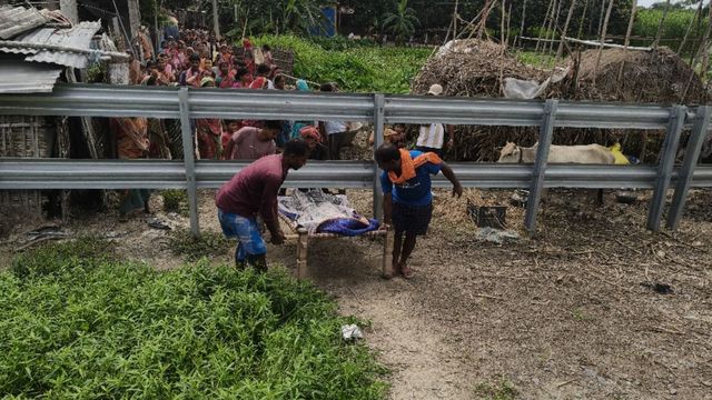 कटिहार में रेलवे बैरिकेडिंग ने बंद किया श्मशान घाट का रास्ता, चारपाई पर शव रखकर पार कराने को मजबूर लोग
