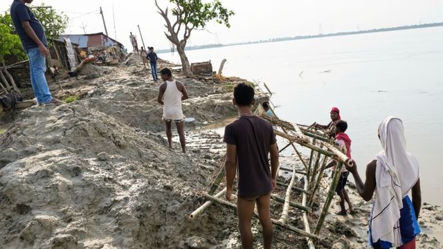 खगड़िया में कोसी-बागमती का रौद्र रूप: खतरे के निशान से ऊपर बह रहीं नदियां, अलर्ट पर प्रशासन
