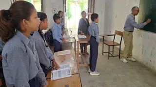 मुजफ्फरनगर के राजकीय इंटर कॉलेज में छात्रों को पढ़ाते संयुक्त शिक्षा निदेशक।