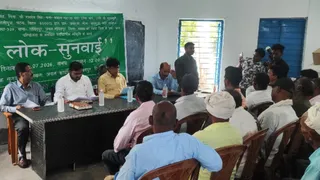 लोक सुनवाई में उपस्थित ग्रामीण व अधिकारी। जागरण