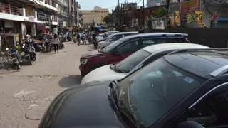 नोएडा मामूरा में आग बुझाने में बाधा बनीं संकरी गलियां और छज्जे।