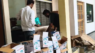 पट्टी कोतवाली में नकली सामानों की जांच करते कंपनी के लोग। जागरण