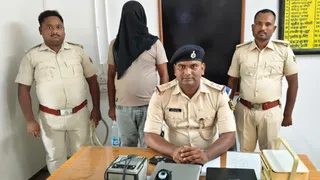 बरामद सामग्री व गिरफ्तार कैफे संचालक के साथ पुलिस टीम। सौ. पुलिस।