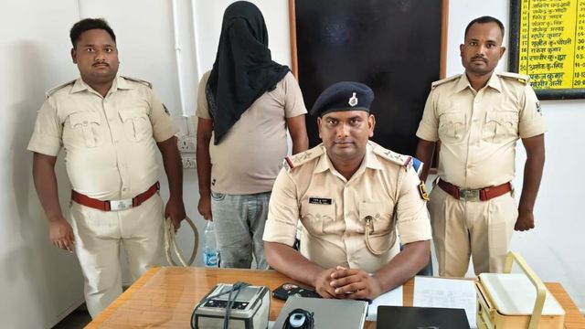 सीतामढ़ी में फर्जी आधार बनाने का भंडाफोड़, लैपटॉप और बायोमीट्रिक उपकरण के साथ एक गिरफ्तार
