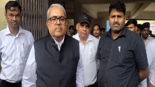 गोविंदपुर अंचल कार्यालय का निरीक्षण करते आयुक्त विजय कुमार गुप्ता, साथ में सीओ व अन्य अधिकारी। (फोटो जागरण)