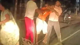 डौकी में युवक को रस्सी से बांधकर पीटते लोग। वीडियो ग्रैब