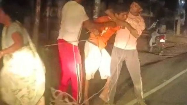 आगरा में युवक को तालीबानी सजा, रस्सी से बांधा और फेंके पत्थर; डौकी का वीडियो हो रहा वायरल