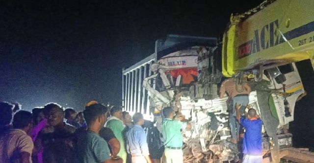 कानपुर झांसी हाईवे पर लगा 11 किमी लंबा जाम, दो ट्रकों की भिड़ंत के बाद सात घंटे वाहनों की लगी कतार
