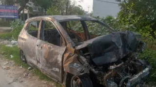 अमरोहा में जली कार।