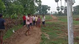 खेतों की मेड़ से होकर तय होता है अस्पताल का सफर