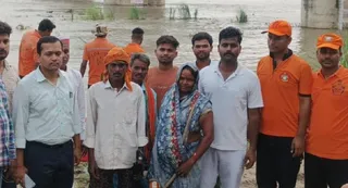 नारायणी उस पार खेत में फंसे दंपति का रेस्क्यू कर बाहर निकानले के बाद साथ खड़ी एसडीआरएफ व राजस्व टीम। जागरण