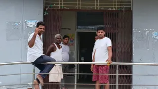 सामुदायिक स्वास्थ्य केंद्र, तारडीह में मौजूद स्वजन। जागरण।
