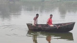 मछली का बीज डालते किसान। फोटो जागरण