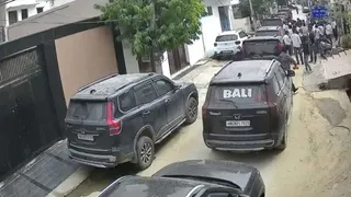 बुधवार दोपहर सेक्टर-106 और सेक्टर-108 में चल रही एक साइट पर 10 से 12 काली स्कॉर्पियो में सवार होकर आए बदमाश।