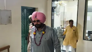 वृंदावन के कात्यायनी मंदिर में दर्शन करने पहुंचे पूर्व भारतीय क्रिकेटर नवजोत सिंह सिद्धू। - फोटो: जागरण।