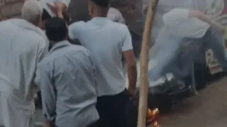 सेक्टर-63 छिजारसी इलाके में हाई टेंशन बिजली का तार अचानक टूटकर स्कूटी सवार युवक के ऊपर गिर गया। वीडियो ग्रैब